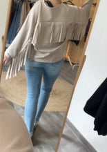Laden Sie das Bild in den Galerie-Viewer, Fransenpullover beige