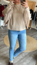 Laden Sie das Bild in den Galerie-Viewer, Fransenpullover beige