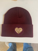 Laden Sie das Bild in den Galerie-Viewer, Special -Cap Weinrot Leo-Herz