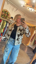 Laden Sie das Bild in den Galerie-Viewer, Häkeljacke “Boho Bloom– Braun/Creme