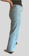 Laden Sie das Bild in den Galerie-Viewer, Wide Leg-E  light denim embro BUENA VISTA