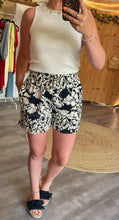 Laden Sie das Bild in den Galerie-Viewer, Leinen-Short Jo44anna schwarz