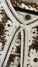 Laden Sie das Bild in den Galerie-Viewer, Häkeljacke “Boho Bloom– Braun/Creme