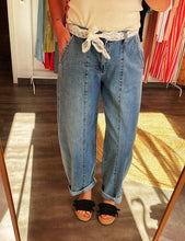 Laden Sie das Bild in den Galerie-Viewer, Jeans mit Spitzenbund – Hellblau