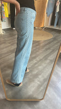 Laden Sie das Bild in den Galerie-Viewer, Wide Leg-E  light denim embro BUENA VISTA