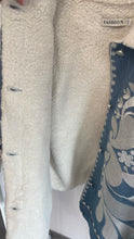Laden Sie das Bild in den Galerie-Viewer, Boho Jeansjacke mit Teddyfutter &amp; Blumenstickerei