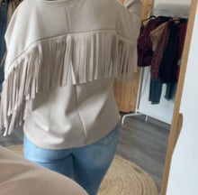 Laden Sie das Bild in den Galerie-Viewer, Fransenpullover beige