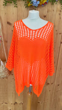 Laden Sie das Bild in den Galerie-Viewer, Netzpullover „Neon Coral“ – One Size 🧡