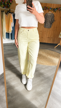Laden Sie das Bild in den Galerie-Viewer, Candy Mom Jeans 🍋🩷 Butter-Yellow
