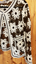 Laden Sie das Bild in den Galerie-Viewer, Häkeljacke “Boho Bloom– Braun/Creme