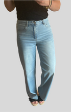 Laden Sie das Bild in den Galerie-Viewer, Wide Leg-E  light denim embro BUENA VISTA