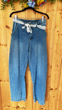 Laden Sie das Bild in den Galerie-Viewer, Jeans mit Spitzenbund – Hellblau