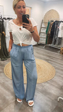 Laden Sie das Bild in den Galerie-Viewer, Wide-Leg Pants Ma44na light blue Gr M &amp; XL