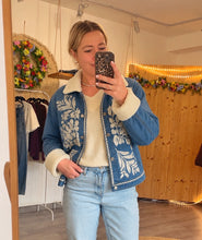 Laden Sie das Bild in den Galerie-Viewer, Boho Jeansjacke mit Teddyfutter &amp; Blumenstickerei