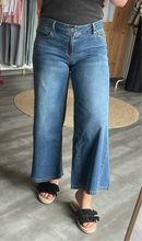 Laden Sie das Bild in den Galerie-Viewer, Jeans Italy Palazzo light denim  mit stone BUENA VISTA