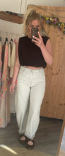 Laden Sie das Bild in den Galerie-Viewer, Jeans Em44maLight grey | High Waist Stretch Denim