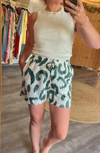 Laden Sie das Bild in den Galerie-Viewer, Leinen-Short Jo44anna khaki Gr XS
