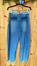 Laden Sie das Bild in den Galerie-Viewer, Jeans mit Spitzenbund – Hellblau