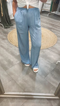 Laden Sie das Bild in den Galerie-Viewer, Wide-Leg Pants Ma44na light blue Gr M &amp; XL
