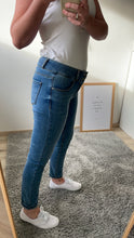 Laden Sie das Bild in den Galerie-Viewer, Tummyless cropped stretch denim midstone BUENA VISTA