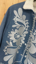 Laden Sie das Bild in den Galerie-Viewer, Boho Jeansjacke mit Teddyfutter &amp; Blumenstickerei