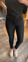Laden Sie das Bild in den Galerie-Viewer, Highwaist Sk44inny black-washed (XS