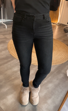 Laden Sie das Bild in den Galerie-Viewer, Highwaist Sk44inny black-washed (XS