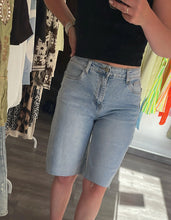 Laden Sie das Bild in den Galerie-Viewer, Jeans-Bermuda Gr 40