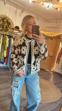 Laden Sie das Bild in den Galerie-Viewer, Häkeljacke “Boho Bloom– Braun/Creme