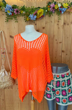 Laden Sie das Bild in den Galerie-Viewer, Netzpullover „Neon Coral“ – One Size 🧡