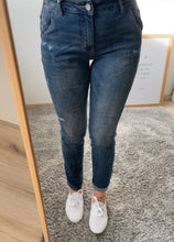 Laden Sie das Bild in den Galerie-Viewer, Aida cropped stretch denim blue destroyed BUENA VISTA