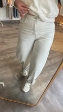 Laden Sie das Bild in den Galerie-Viewer, Jeans Em44maLight grey | High Waist Stretch Denim (Kopie)