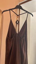Laden Sie das Bild in den Galerie-Viewer, Golden Back Maxikleid – Dunkelbraun 🤎