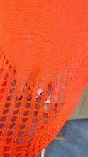 Laden Sie das Bild in den Galerie-Viewer, Netzpullover „Neon Coral“ – One Size 🧡