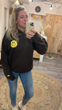 Laden Sie das Bild in den Galerie-Viewer, Special-Hoodie Smile dunkelbraun