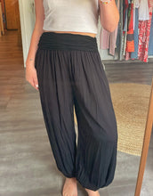 Laden Sie das Bild in den Galerie-Viewer, Boho-Hose     Varianten: ❤️ Rot | 🖤 Schwarz