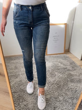 Laden Sie das Bild in den Galerie-Viewer, Aida cropped stretch denim blue destroyed BUENA VISTA