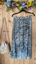 Laden Sie das Bild in den Galerie-Viewer, Paisley-Rock  – Khaki Gr S