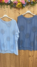 Laden Sie das Bild in den Galerie-Viewer, Bluse onesize hell- o. mittelblau