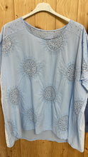 Laden Sie das Bild in den Galerie-Viewer, Bluse onesize hell- o. mittelblau