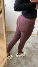 Laden Sie das Bild in den Galerie-Viewer, Tummyless cropped stretch berry wash BUENA VISTA