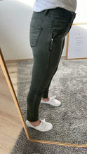 Laden Sie das Bild in den Galerie-Viewer, Tummyless-Z cropped stretch twill  ivy green BUENA VISTA