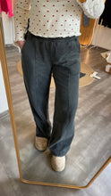 Laden Sie das Bild in den Galerie-Viewer, Sweat-Pants Au44bray grey washed Gr XS