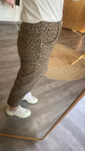 Laden Sie das Bild in den Galerie-Viewer, Highwaist - Mom  – Braun-Leo 🤎
