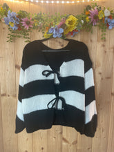 Laden Sie das Bild in den Galerie-Viewer, Strickcardigan – Schwarz/Creme