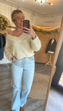 Laden Sie das Bild in den Galerie-Viewer, Off-Shoulder Strickpullover cream
