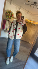 Laden Sie das Bild in den Galerie-Viewer, Teddy-Weste ❤️– Creme/Rot
