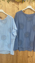 Laden Sie das Bild in den Galerie-Viewer, Bluse onesize hell- o. mittelblau