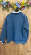 Laden Sie das Bild in den Galerie-Viewer, Boho Jeansjacke mit Teddyfutter &amp; Blumenstickerei