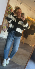 Laden Sie das Bild in den Galerie-Viewer, Strickcardigan – Schwarz/Creme